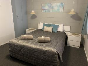 1 dormitorio con 1 cama con 2 almohadas en Hatton Vale Motel, en Hatton Vale