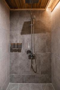 y baño con ducha con cabezal de ducha. en Luxury hanok with private bathtub - SW05, en Seúl