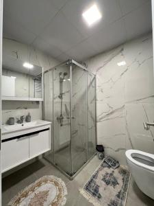een badkamer met een douche, een wastafel en een toilet bij Lake & sea view 2 bedrooms apartment in Istanbul