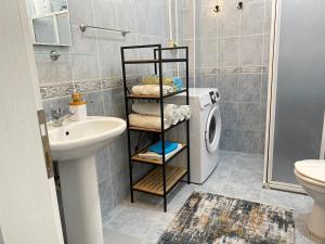 W łazience znajduje się pralka i umywalka. w obiekcie Tanaydın Evleri w mieście Fethiye