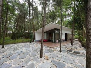 una casa en medio de un bosque en Forest Villa 329 Flamingo Dai Lai, en Phúc Yên