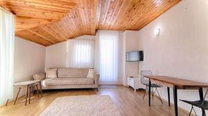 ein Wohnzimmer mit einem Sofa und einem Tisch in der Unterkunft Tanaydın Evleri in Fethiye