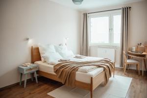 Schlafzimmer mit einem Bett, einem Fenster und einem Schreibtisch in der Unterkunft 2 Bdr zentral SmartTV hell & gemütlich in Wilhelmshaven