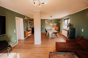 a living room with a couch and a table at Ruhiges Soonwald Cottage in Dörrebach
