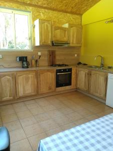 Kuchyň nebo kuchyňský kout v ubytování OLATIKA - gîte des cascades
