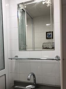 ein Bad mit einem Waschbecken und einem Spiegel in der Unterkunft White House in Plewen