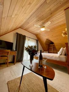 um quarto com uma cama e uma mesa com uma garrafa de vinho em Sienna Lodge em Yallingup