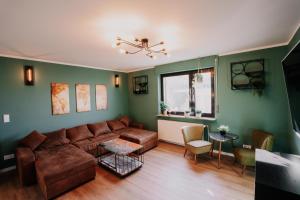 a living room with a couch and a table at Ruhiges Soonwald Cottage in Dörrebach