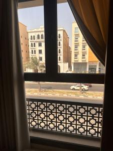 ventana con vistas a una calle de la ciudad en فندق جولدن ايليت Golden Elite Hotel en Al Khobar