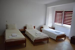 KičevoにあるArabella Hotelのベッド2台と窓が備わる客室です。