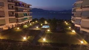 uma vista para um pátio entre dois edifícios à noite em Apartment with sea view em Oropós