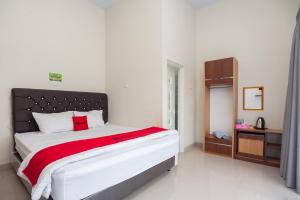 Un pat sau paturi într-o cameră la RedDoorz @ Jalan Urip Sumoharjo Lampung 2