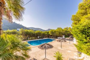 Villa con piscina con sombrillas en Cap d'or house en Moraira