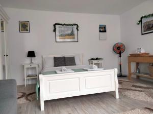 Zimmer mit einem weißen Sofa und einem Tisch in der Unterkunft Casa Scheiana in Braşov