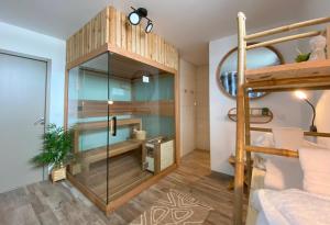 VillequierWhite House, maison d'hôtes的客房设有双层床和玻璃墙。