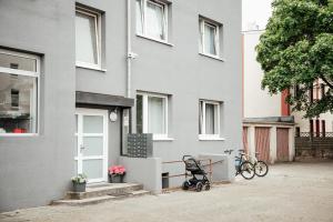 une poussette garée devant une maison avec un vélo dans l'établissement 2 Bdr zentral SmartTV hell & gemütlich, à Wilhelmshaven