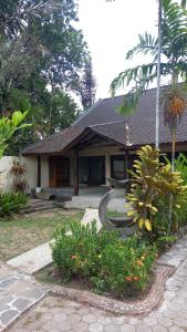une maison avec un banc devant elle dans l'établissement Rumah Jepun, à Mataram