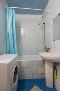 a bathroom with a washing machine and a sink at Дашковича 30, центр міста in Cherkasy