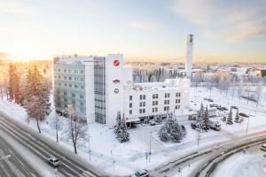 セイナヨキにあるOriginal Sokos Hotel Lakeus Seinäjokiの雪の中の建物の空中