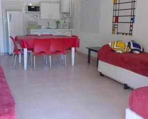 sala de estar con mesa, sofá y cocina en El Ensueño en Barreal