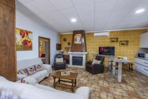 una sala de estar con un sofá y una mesa en Casa Rural Casita de la Cantera, en La Lantejuela