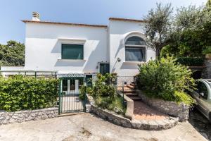 una casa con una puerta delante de ella en Casa Sabina - Anacapri, en Anacapri