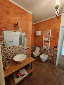 y baño con lavabo, aseo y espejo. en Casa Etrusca en Città di Castello