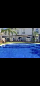 a large blue swimming pool in front of a building at ENCANTADORA CASA CON PISCINA A 5 MIN PLAYA WIFI in Alcossebre