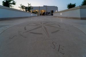 莫拉-迪巴里Dimora Caraspi的人行道中间的和平标志