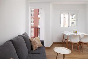 Apartamento Torre del Mar في توري ذيل مار: غرفة معيشة مع أريكة وطاولة