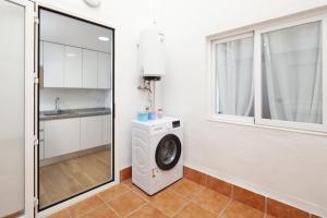 lavadora en una habitación con ventana en Apartamento Torre del Mar en Torre del Mar