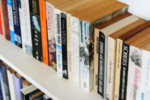 una fila de libros en un estante en Vila Gaivota 1C, en Ferragudo