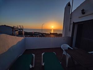 un balcón con vistas al océano al atardecer en Villa Victor - Primera linea mar, vista a puesta de sol, en Cala en Blanes