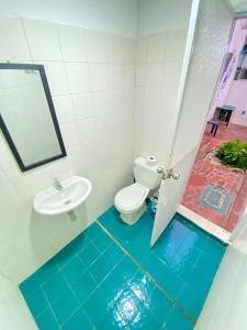 a bathroom with a toilet and a sink at Aurelia Compartida Hospedaje 2025 in Santa Marta