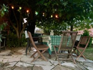 deux chaises et une table avec une nappe dessus dans l'établissement New Vintage house with Netflix Füge és könyvtár, à Keszthely