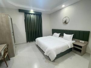 Una cama o camas en una habitación de ديار المشاعر للشقق المخدومة Diyar Al Mashaer For Serviced Apartments