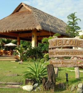 un cartello di benvenuto di fronte al resort di El Puerto Marina Beach Resort & Vacation Club a Lingayen
