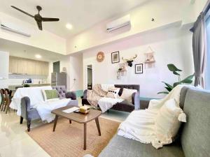 Posezení v ubytování Tropicana 218 Macalister #Top Floor #WideAngleViews #InfinityPool #Georgetown #8pax #3BR 2bath #2Queen 4Single #Near island hospital #Quality well maintained #Private host