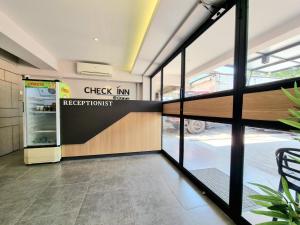 frente a una tienda con nevera en un edificio en Check Inn at Citarum en Semarang