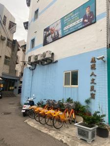 un grupo de bicicletas estacionadas fuera de un edificio en Luyu Homestay, en Lukang