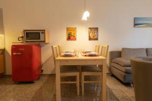 a living room with a small table and a tv at ST33-22 - Appartement Typ D in Dorum Neufeld