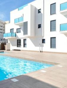 een gebouw met een zwembad voor een gebouw bij Apartment Margarita 2 in Torrevieja