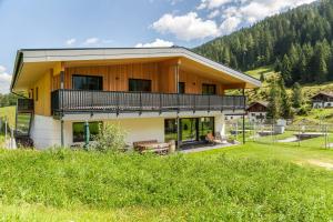 een huis in de bergen met een tuin bij Gamsberg in Obernberg am Brenner