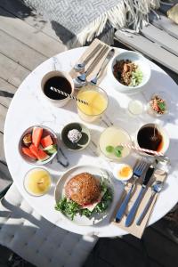 une table blanche avec des assiettes de nourriture dans l'établissement Kalk Hotel, à Visby