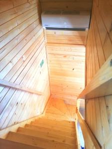 una sauna vacía con paredes de madera y escaleras de madera en GRABSKA OSADA APARTAMENTY - 100m od Suntago Park-domki ogrzewane całoroczne, en Mszczonów