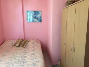 Piccola camera rosa con letto e armadietto. di Dikili de site içinde bahçeli-havuzlu dublex villa 
