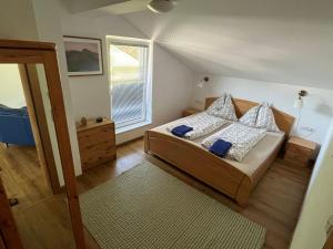 sypialnia z łóżkiem i oknem w obiekcie Loft Kammleitn w mieście Hermagor