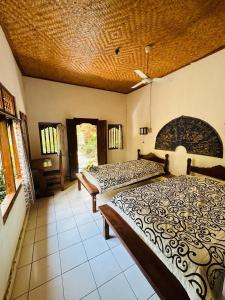 1 Schlafzimmer mit 2 Betten in einem Zimmer in der Unterkunft Pondok Wisata Grya Sari in Banjar