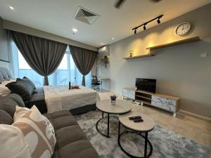sala de estar con sofá y cama en Empire City Hotel Petaling Jaya, en Petaling Jaya