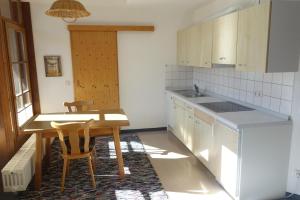 eine Küche mit einem Tisch und Stühlen im Zimmer in der Unterkunft Ferienwohnung Stoll Helga in Burgberg